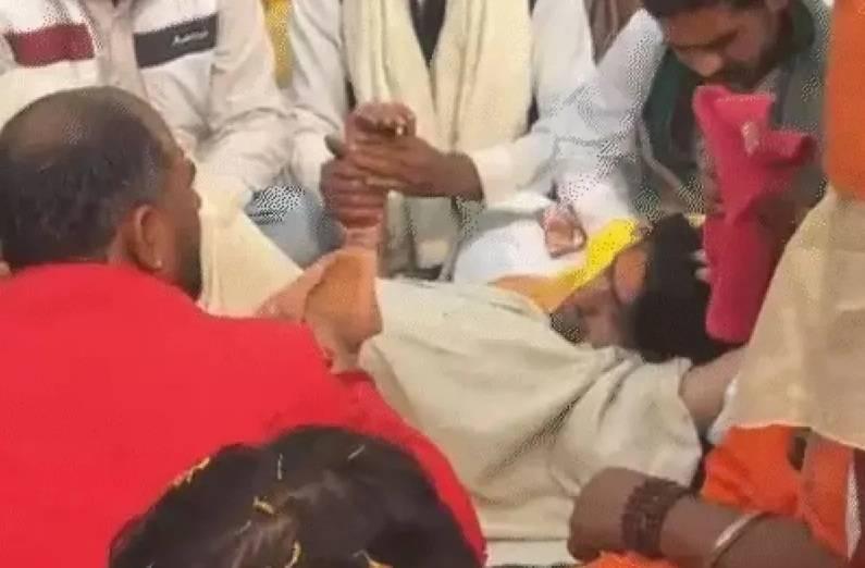 Dhirendra Shastri fainted during the Sanatan Ekta Padyatra, his health deteriorated at the UP-Haryana border. Hindi latest news big news khabargali 