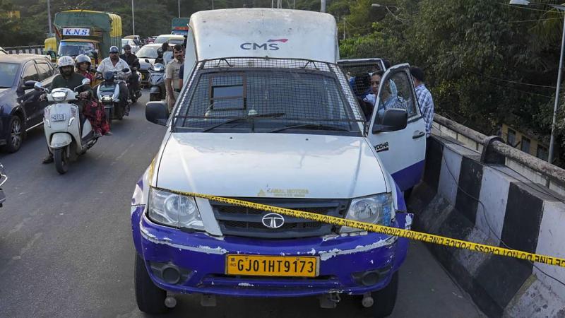 A major daylight robbery took place, with a man posing as an Income Tax or RBI officer robbing Rs 7 crore. Chhattisgarh news hindi News big News latest News khabargali 