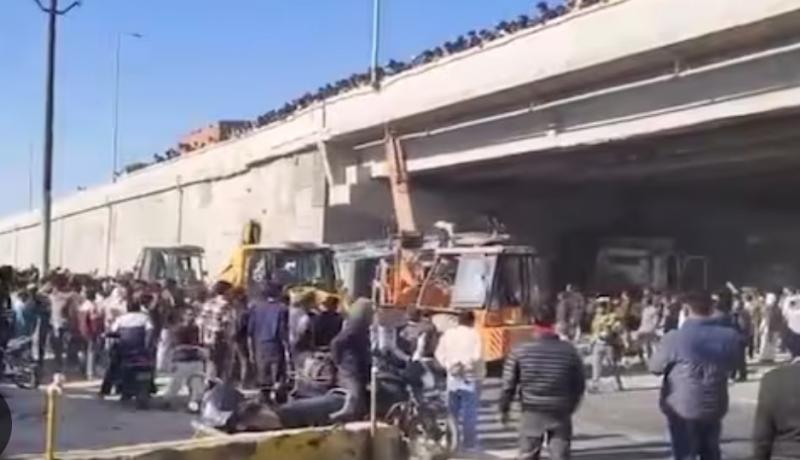 A gravel-laden truck overturned on a car on the Dehradun highway, killing 7 people. Hindi news big News khabargali 