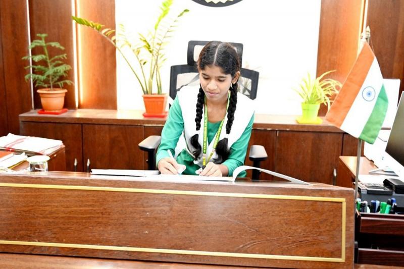 A 12th-grade student became a collector for 15 minutes and gave three important instructions.