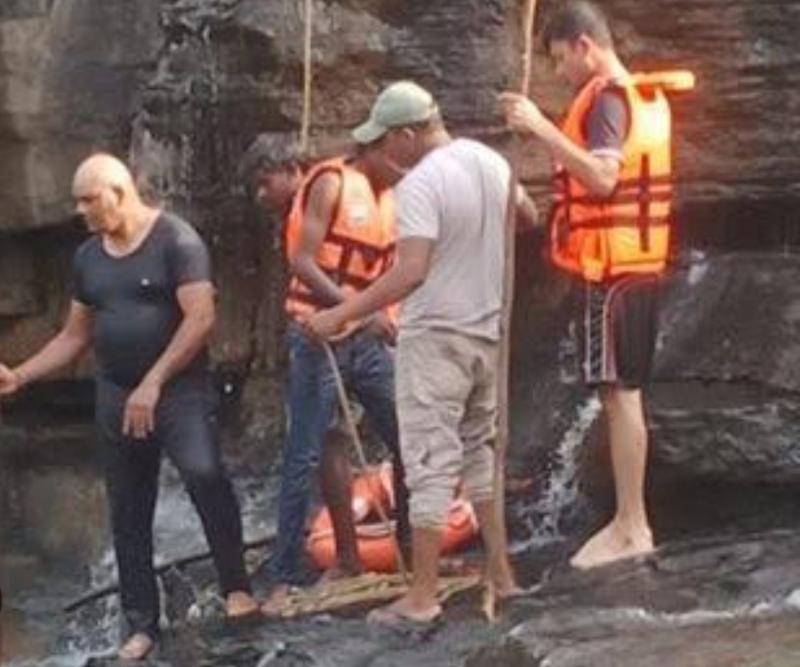 Raipur youth drowns in Narhara waterfall, body recovered after 20-hour search hindi news big News latest news khabargali 