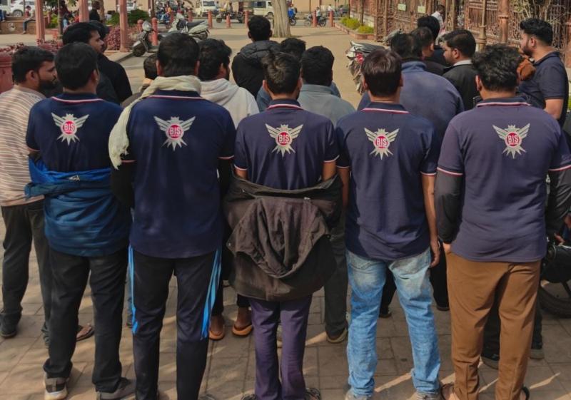 Liquor store employees protest against wage cuts, threaten 'road blockade' and store closures from December 31st.  Salaries of liquor store salesmen and supervisors in Raipur have been cut by up to 10,000 rupees, leading to widespread anger.  They have issued an ultimatum to the company: "Restore our salaries or the stores will remain closed." Chhattisgarh, Khabargali.