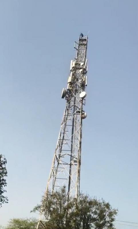 A young man climbed a mobile tower, causing panic and drama that lasted for several hours. Hindi News latest News big news khabargali 