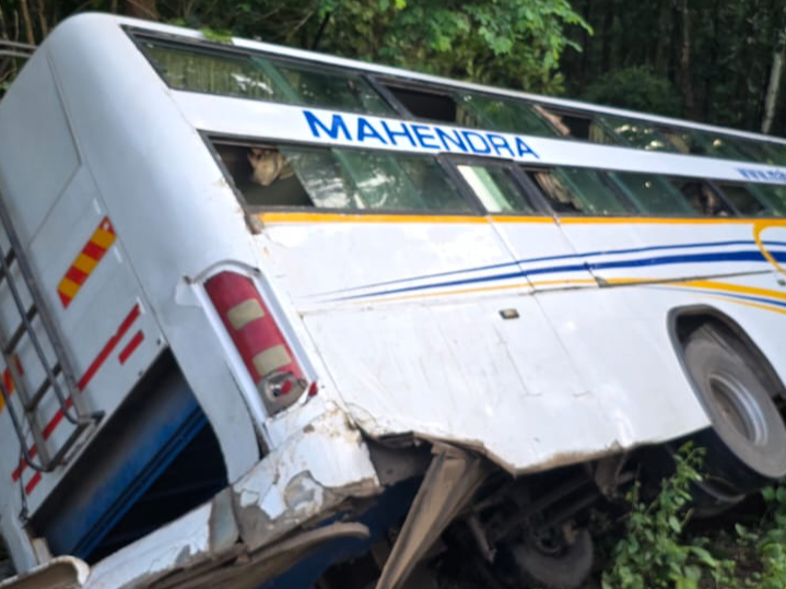 Tirupati-bound bus met with an accident, with pilgrims screaming and crying. Hindi News latest News khabargali 