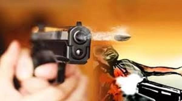 खैरागढ़ में CAF के जवान ने साथी जवान को मारी गोली, पूरे इलाके में मचा मचा हड़कंप खबरगली CAF soldier shoots fellow soldier in Khairagarh, panic spreads across the area Khairagarh hindi news latest news khabargali 