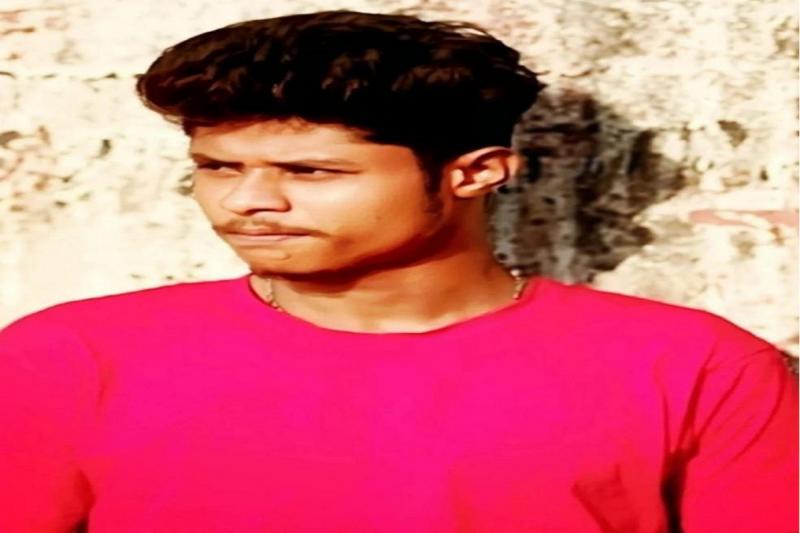 अज्ञात वाहन ने बाइक सवार 4 युवकों को रौंदा, एक युवक की थम गई सांसें खबरगली An unknown vehicle ran over four bike riders, one of whom died. hindi news big news khabargali 