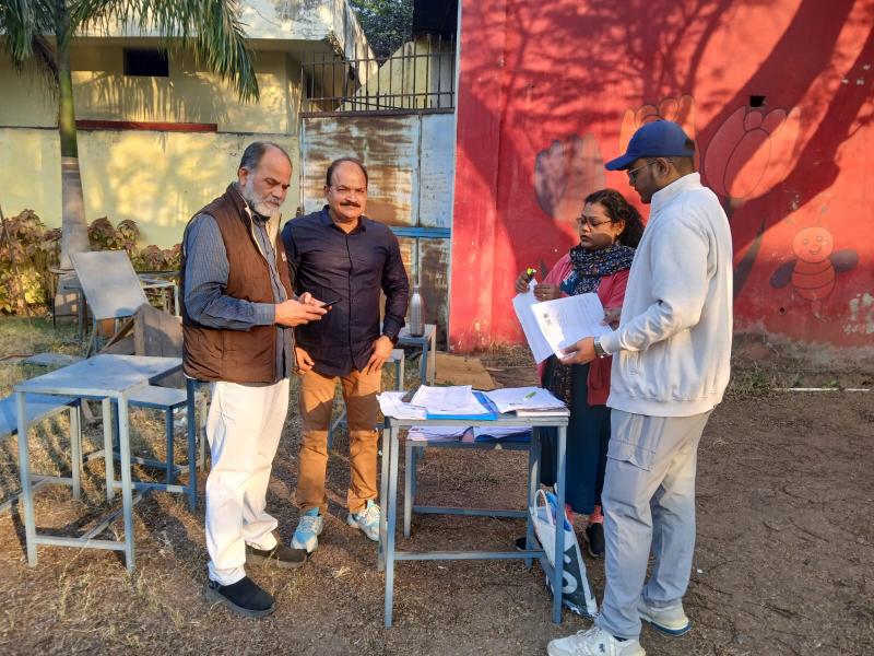 30% of names missing from the voter list, polling officers absent from polling stations: Mrityunjay Dubey. Voters are facing problems at the Pandit Sunderlal Sharma School center in Sundar Nagar; a former corporator has filed a complaint with the District Election Officer. Raipur, Khabargali