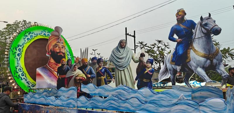 The Prakash Parv of Sri Guru Gobind Singh Ji, the crossing of the Sirsa River, and the historical tableau depicting the sacrifice of the Sahibzadas were the main attractions. The mobile tableau prepared by the Chhattisgarh Sikh Council vividly portrayed this poignant chapter of history.  (Amarjeet Singh Chhabra, Chairman of the State Minority Commission and President of the Chhattisgarh Sikh Council, Raipur, Chhattisgarh, Khabargali)