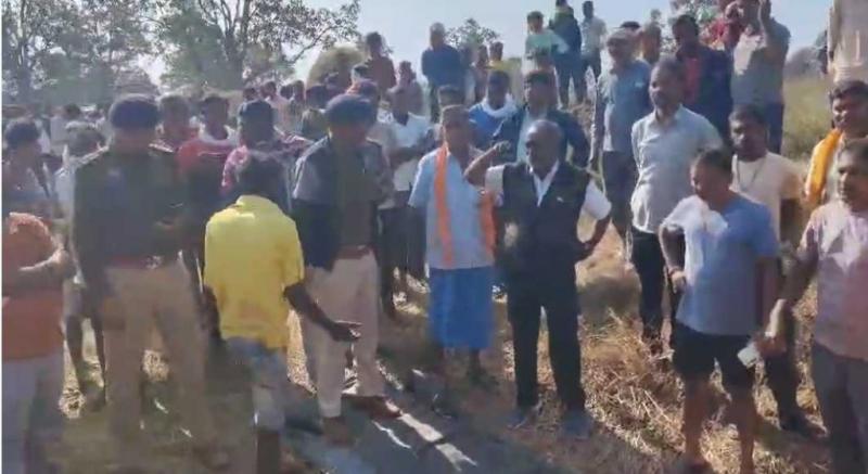 ट्रैक्टर से गिरकर मासूम की मौत,  ड्राइवर ने मामला दबाने गड्ढे में दफनाया शव, पुलिस की जांच में हुआ खुलासा खबरगली An innocent child died after falling from a tractor; the driver buried the body in a ditch to suppress the case, police investigation revealed. Chhattisgarh news Rajnandgaon news hindi News latest News khabargali