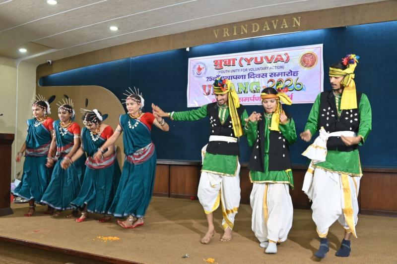At the silver jubilee celebration of the 'Yuva' organization, Odissi and Chhattisgarhi folk dances captivated the audience.  The chief guests were Kedar Gupta, Chairman of Apex Bank, and MLA Purandar Mishra.  M. Rajiv, founder of Yuva, was also present. Raipur, Chhattisgarh, Khabargali.