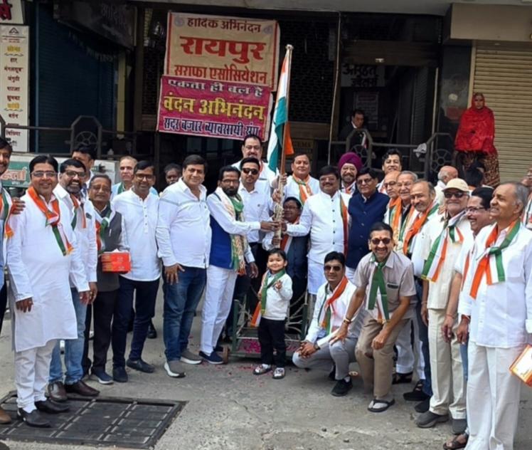 Republic Day celebrations in Raipur: A grand event organized by the Sarafa and Sadar Bazaar associations, the capital's Sarafa market was adorned in patriotic colors, flag hoisting ceremony held in the presence of Dharam Bhansali and Gulab Joseph, Chhattisgarh, Khabargali