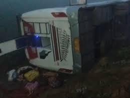 हाईवे पर श्रद्धालुओं से भरी डबल डेकर बस पलटी, 10 लोग हुए घायल खबरगली Double-decker bus carrying pilgrims overturns on highway, 10 injured hindi news latest news khabargali 
