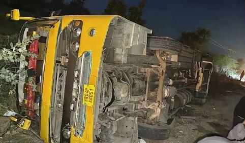 राजस्थान में दर्दनान हादसा, लग्जरी बस के पलटने से 2 की मौत, 20 यात्री घायल खबरगली Two killed, 20 passengers injured as luxury bus overturns in Rajasthan hindi news big news khabargali 