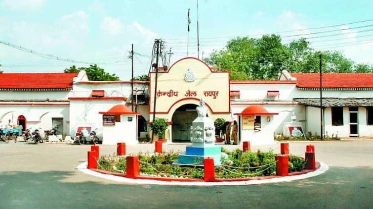 In Raipur Central Jail, an inmate's girlfriend filmed a video, took her mobile phone into the meeting room, causing a stir.