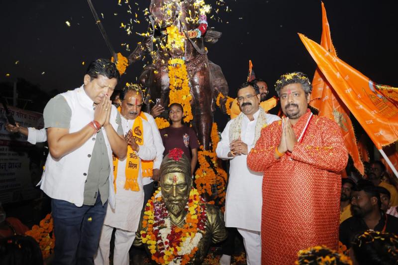 माँ मातंगी धाम में राष्ट्रीय गौरव रथ का ऐतिहासिक स्वागत, 25 हजार से ज्यादा श्रद्धालुओं ने भरा आस्था और राष्ट्रभक्ति का संगम खबरगली Rashtriya Gaurav Rath receives historic welcome at Maa Matangi Dham; over 25,000 devotees witness a confluence of faith and patriotism dhamtari news latest news khabargali 