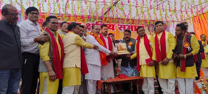 Social worker Tekram Patle honored with the 'Panwar Outstanding Social Gem' award; the annual Panwar community gathering concluded in Gudhiyari; National President Nandlal Chaudhary and National Vice President of Akhil Bharatiya Panwar Kshatriya Mahasabha, Ajay Bhagat, were present; Raipur, Chhattisgarh, Khabargali.