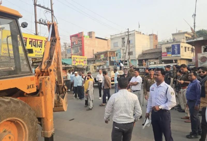 Yellow paw strikes former mayor Ejaz Dhebar's ward, surgical strike on illegal encroachments, corporation clean sweeps to remove encroachments in Baijnath Para, seizes goods, eliminates possibility of re-occupation, Raipur, Chhattisgarh, Khabargali