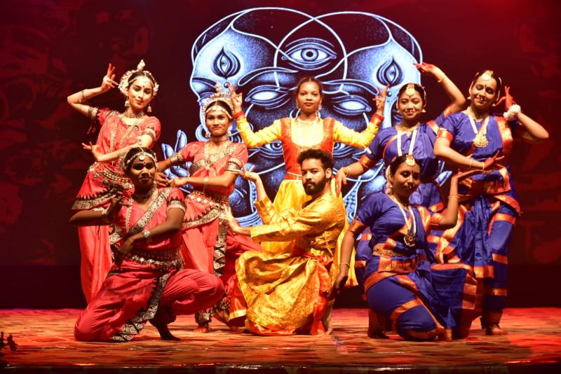 A grand cultural confluence of “Developed India 2047” was organised at the annual function of St. Vincent Pallotti College. Raipur North MLA Purandar Mishra, Municipal Corporation Mayor Meenal Choubey, Rev. Father Shanti Prakash Panna, former Provincial Rector, Raipur Province, Director Father Amit Tirkey, Principal Dr. Kuldeep Dubey, Vice Principal Dr. G. Padma Gauri, Khabargali