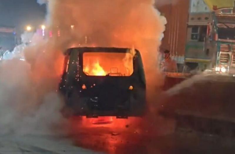 रायपुर में खौफनाक मंजर, बीच सड़क आग का गोला बनी चलती कार, यात्रियों ने ऐसे बचाई जान खबरगली A terrifying scene in Raipur, a moving car burst into flames in the middle of the road, passengers saved their lives like this. raipur chhattisgarh hindi news khabargali 