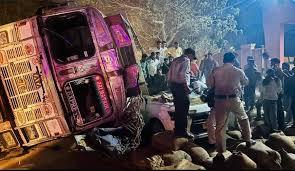  धान से लदा ट्रक कार के ऊपर पलटा, 4 लोगों की मौत खबरगली Paddy-laden truck overturns on car, 4 killed Raipur Chhattisgarh khabargali 