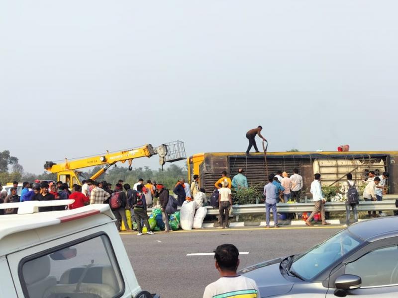  एक्सप्रेस-वे पर पलटी डबल डेकर बस, ड्राइवर को नींद आने से हुआ हादसा, 6 की मौत खबरगली Double-decker bus overturns on expressway; driver falls asleep, 6 killed hindi news big news khabargali 