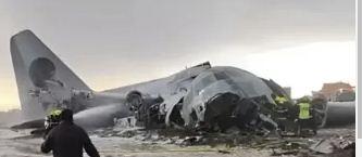 A plane carrying currency notes crashes in Bolivia, killing 15; a looting of currency notes follows the accident. hindi news latest khabargali 