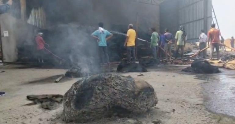 A massive fire broke out in a rice mill, burning several quintals of paddy and gunny bags to ashes. hindi news cg big news latest news khabargali 