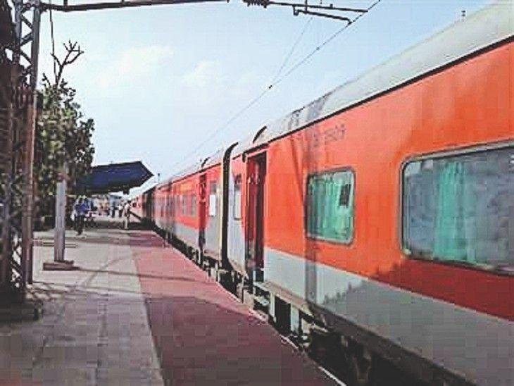  वैनगंगा एक्सप्रेस में गूंजी किलकारी, चलती ट्रेन में महिला ने दिया बच्ची को जन्म खबरगली A cry of joy resonated on the Vanganga Express as a woman gave birth to a baby girl on a moving train. raipur chhattisgarh hindi news khabargali 