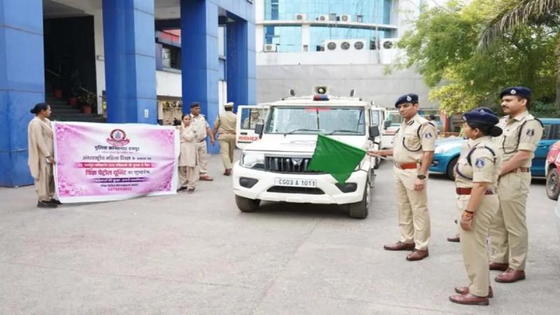 "Pink Petrol" will make the capital safer: Special unit deployed in Raipur for women's safety, help will be available with one call; 3 special patrolling units launched, 27 soldiers will keep an eye on every nook and corner of the city, call tracking will provide quick help; WhatsApp helpline number 9479210932, Raipur, Chhattisgarh, Khabargali