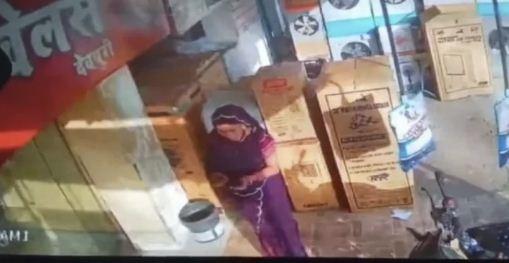 Woman tries on jewellery to 'call a friend', flees wearing jewellery worth Rs 5 lakh raipur chhattisgarh hindi news khabargali 