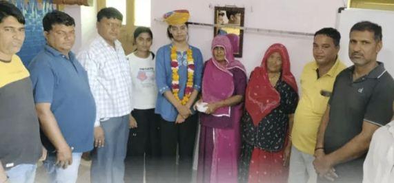 Labourer's daughter cracks UPSC, becomes IAS officer, entire village celebrates hindi news big news khabargali 