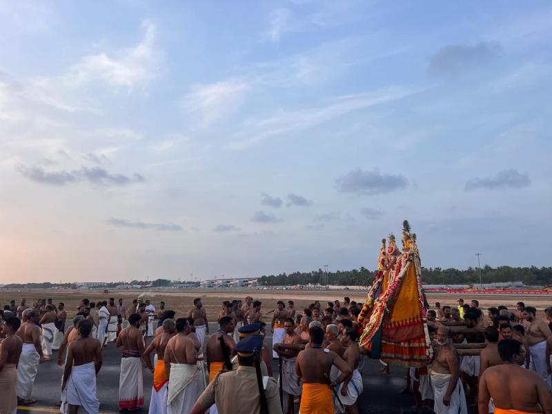 Flights halted, faith took flight... A unique religious procession descended on the runway of Thiruvananthapuram airport; the airport runway became a sacred route during Painkuni Aarattu in the Kerala capital; flights halted at Thiruvananthapuram airport; a centuries-old temple procession passed through the runway; built by the Travancore royal family in 1932, the airport, now operated by the Adani Group, carried on the historical tradition. Khabargali