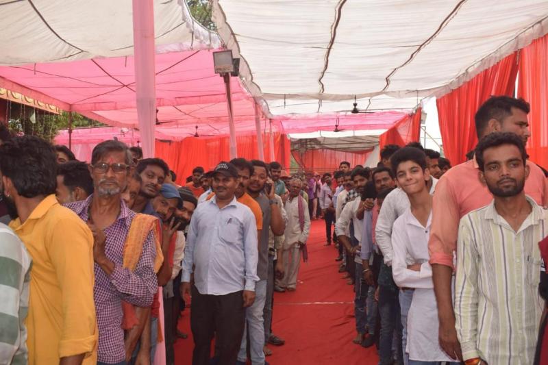 A wave of faith surged at the Shri Dakshinmukhi Hanuman Temple in Bhanpuri, eminent personalities along with thousands of workers took part in the Bhandara Prasad, according to the temple committee chairman U.N. Agarwal, Raipur Khabargali.