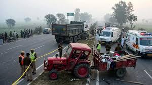  A horrific road accident in Moradabad, a dumper collided with a tractor-trolley, killing four people. hindi news latest news khabargali 