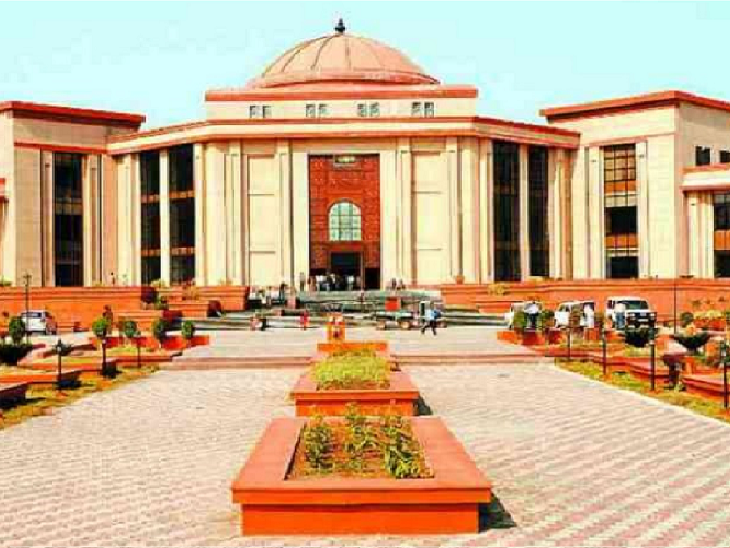 High Court opens on holiday, grants relief to student, orders Rungta College to issue admit cardsbilaspur chhattisgarh hindi News khabargali 