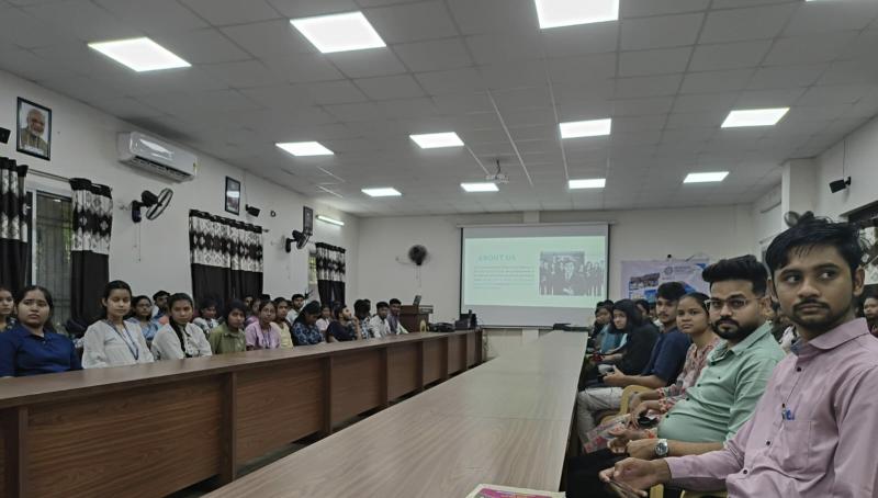 Workshop on Digital and Financial Literacy concluded at Chhattisgarh College, Aditya Bais, National Centre for Financial Education, Principal Dr. Anjali Bhatnagar, IQAC Coordinator Dr. Manju Verma, Khabargali