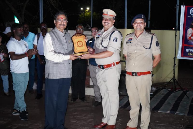 The tension of the khaki was removed by the tunes and laughter: The tune of harmonica echoed in Raipur Police Line, Police Commissioner Dr. Sanjeev Shukla, Founder and President of Chhattisgarh Harmonica Club Shri Rajiv Srivastava, former IPS, Chief Advisor Shailesh Mogre, Dilip Sharma, Nawaz Khan, Secretary Tarkeshwar Verma Raipur, Chhattisgarh, Khabargali