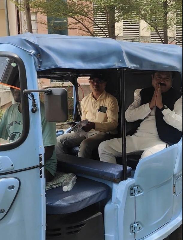 Chhattisgarh Civil Supplies Corporation Chairman Sanjay Srivastava reached Nava Raipur office by e-rickshaw, assimilated the call of Prime Minister Modi, Chhattisgarh, Khabargali