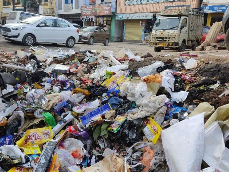 Raipur's garbage crisis: Sanitation workers' strike stalls door-to-door collection for the sixth day, troubling public, Khabargali 