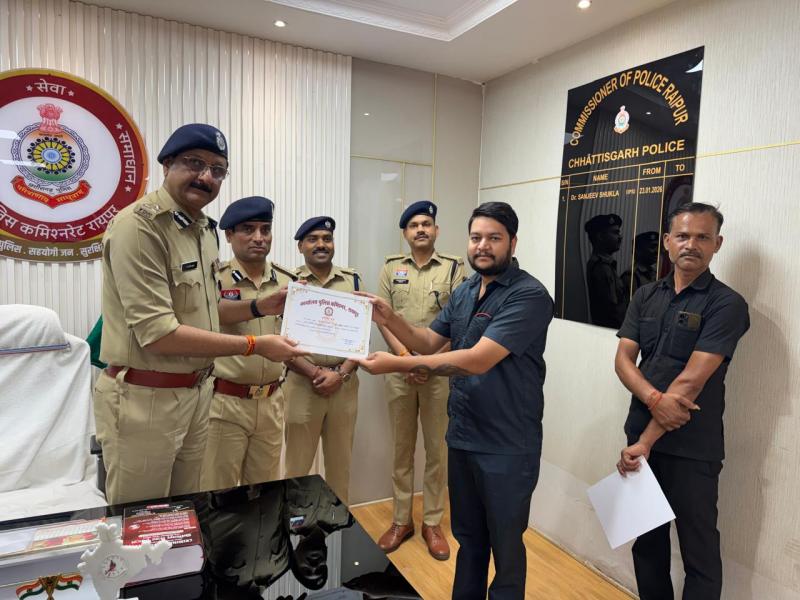Raipur Police appreciated the spirit of common citizens, honored the brave men who caught the chain snatcher, Himanshu Soni, resident of Pension Bada and Shobhran Singh Thakur, resident of Kashiram Nagar, showed indomitable courage, Police Commissioner Sanjeev Shukla, Khabargali