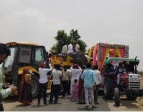 The groom arrived with 51 tractor-trolleys, and the bride's side welcomed him with a JCB. The unique wedding is being widely discussed. hindi news Rajathan news khabargali 