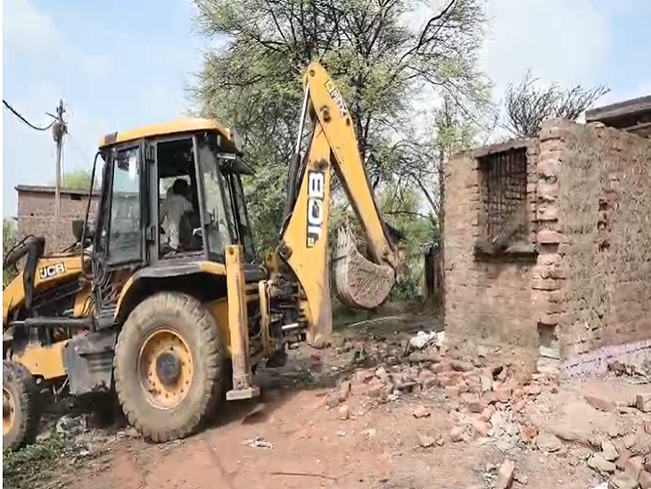 Bulldozers raze 80 houses in Nakti village; 60 families relocated to Naya Raipur. Hindi news latest news khabargali 