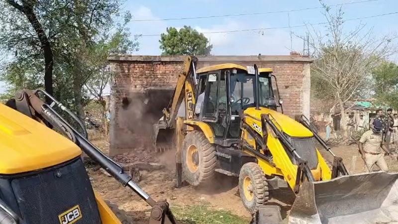 Bulldozers raze 80 houses in Nakti village; 60 families relocated to Naya Raipur. Hindi news latest khabargali 