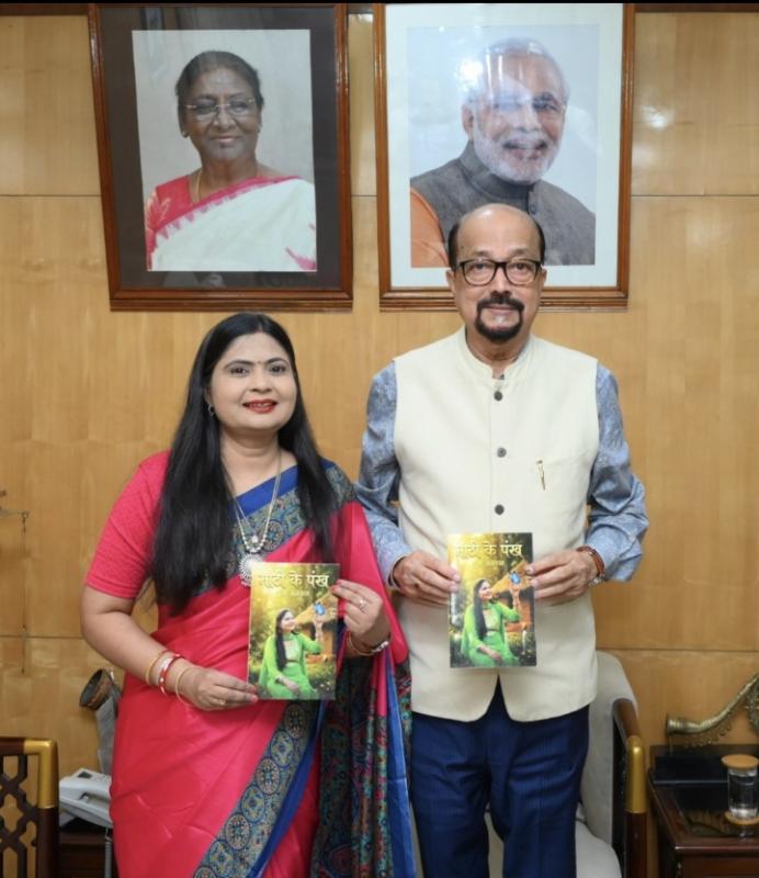 Governor Ramen Deka released Pooja Agarwal's book 'Mati Ke Pankh', Raipur, Chhattisgarh, Khabargali