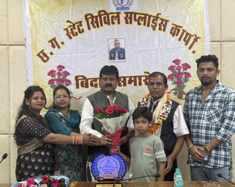 After 32 years of service, Civil Supplies Corporation driver Diwakar Rao Kadam was given a warm farewell, honoured by Chairman Sanjay Srivastava, Raipur, Chhattisgarh, Khabargali, Civil Supplies Corporation Headquarters