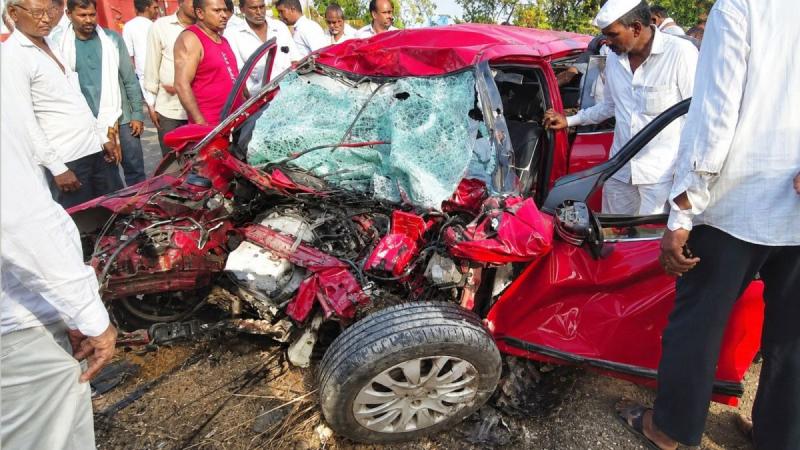 Horrific road accident in Jalgaon, 5 people of the same family died. hindi news maharastra hindi news khabargali 