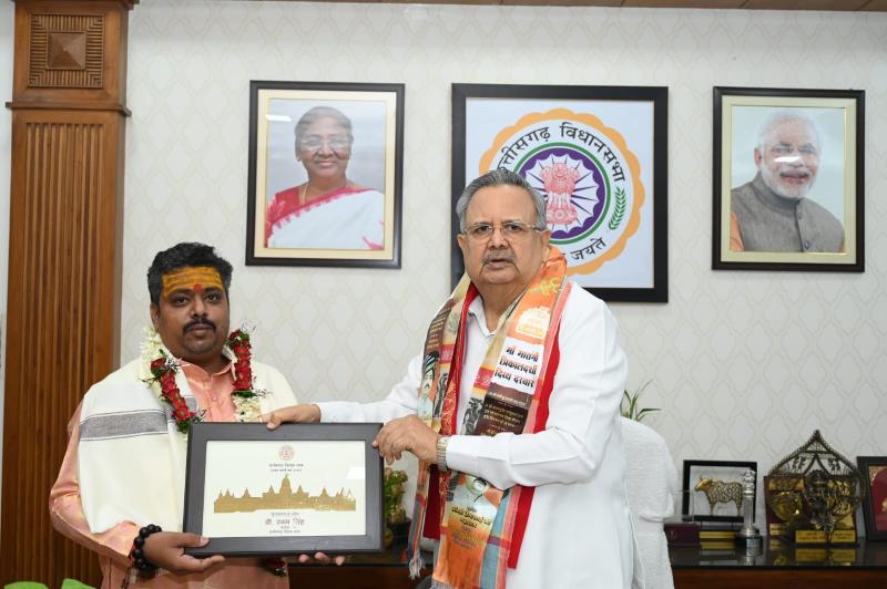 Dr. Premasai Maharaj paid a courtesy call on Chhattisgarh Assembly Speaker Dr. Raman Singh; a meaningful discussion took place regarding religion, culture, and character building. Hindi news latest news khabargali 