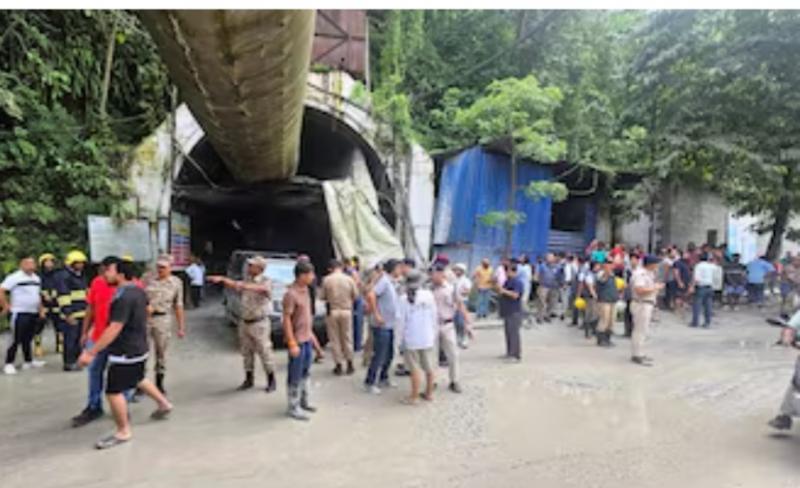 Major accident due to landslide at a tunnel in Sikkim; 10 dead, 27 workers feared trapped. Latest News hindi News khabargali 