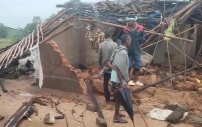 Havoc caused by storm Kucha house collapses; young man dies after being buried under debris, while his mother and wife are injured. Latest News hindi News Khabargali 