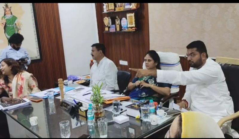 A massive uproar erupted during the Raipur Municipal Corporation Zone 4 meeting: Leader of the Opposition Akash Tiwari was enraged by officials' vague answers. Raipur, Chhattisgarh, Khabargali